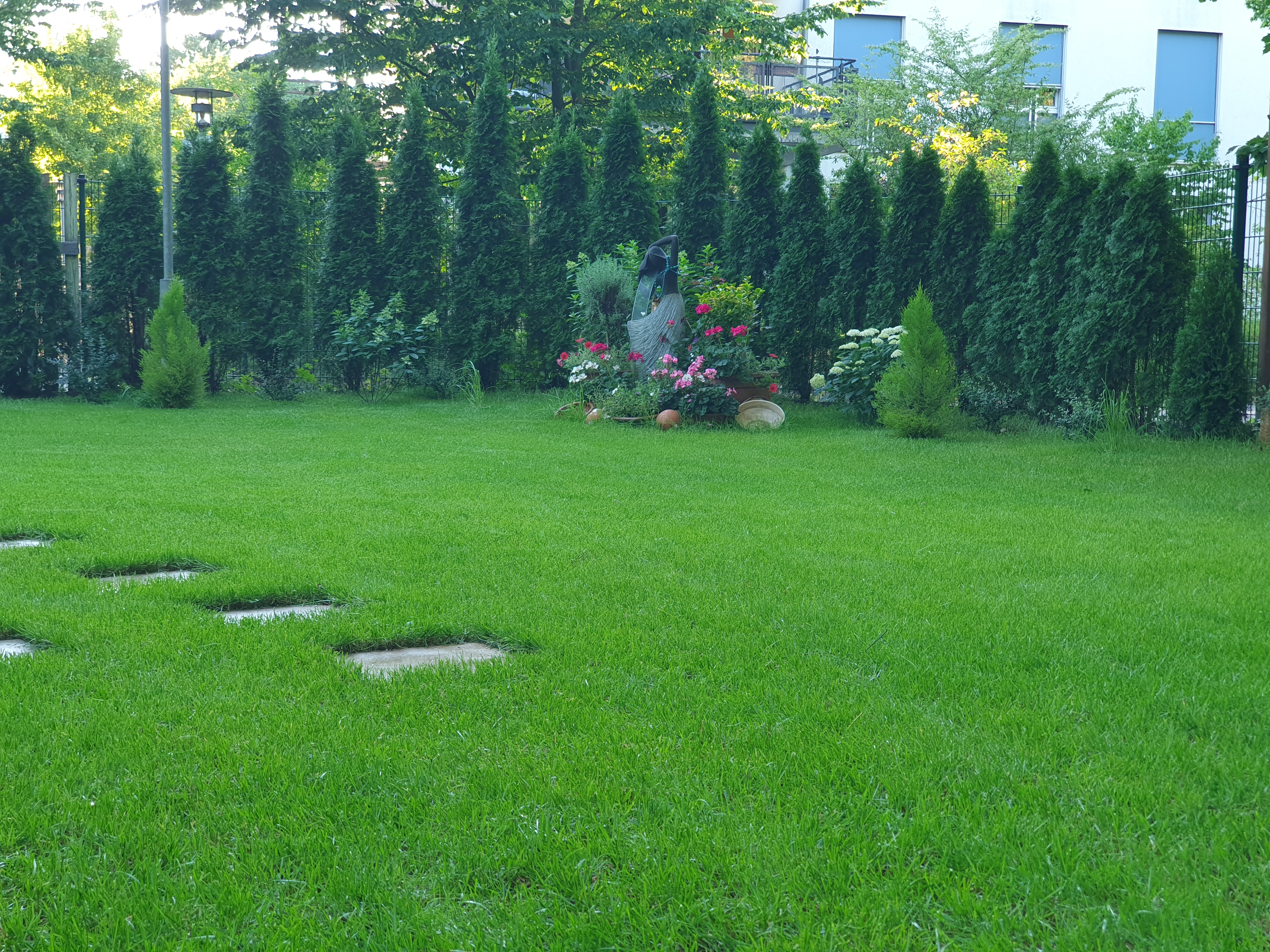 Montageservice: Anbringen von Lampen und Regalen durch unseren Handwerker.