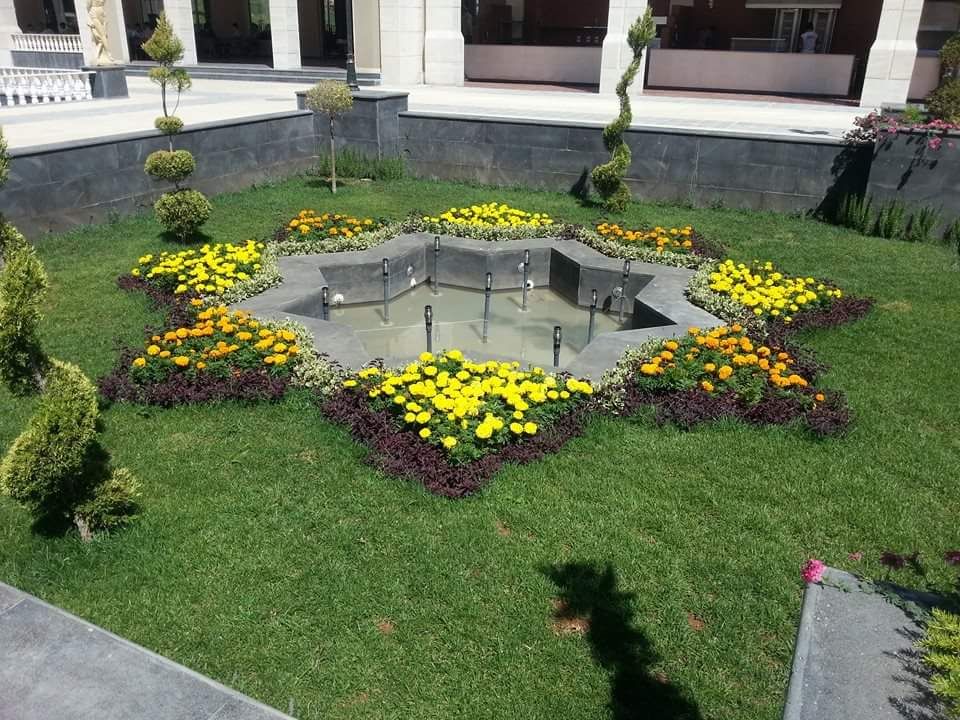 Neuanlage eines Gartens: Bepflanzung von Blumenbeeten und Installation von Bewässerung.